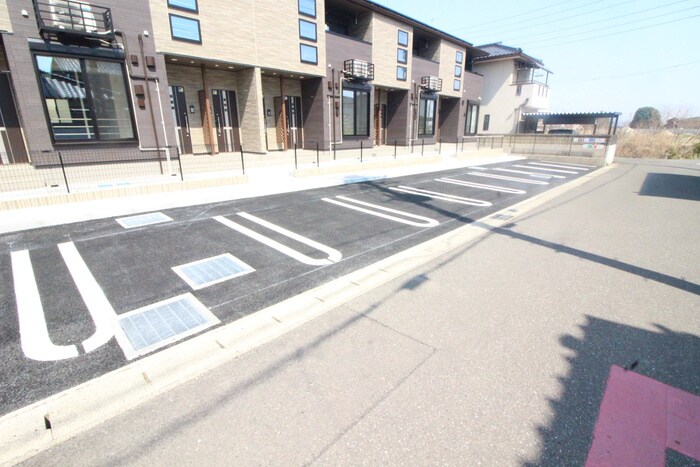 物件外観写真3　(駐車場)