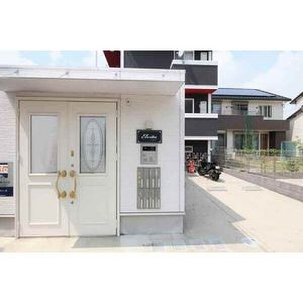 物件外観写真2　(エントランス部分)