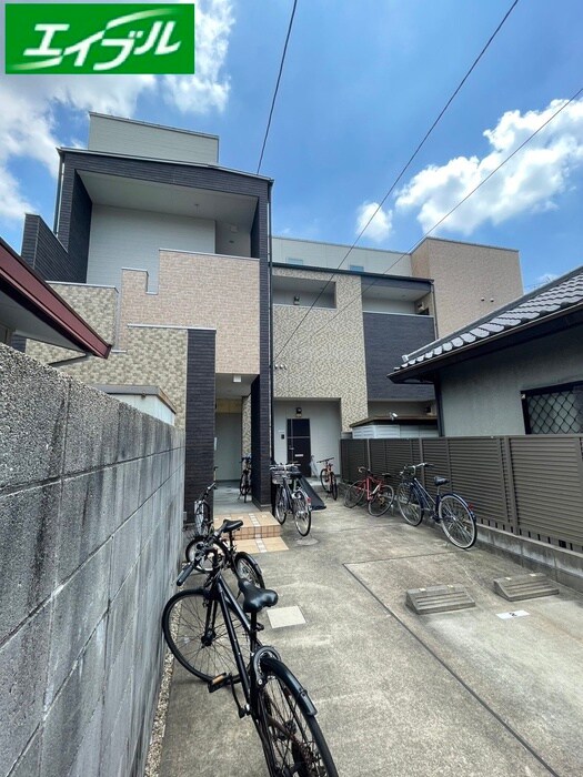 物件外観写真2　(エントランス部分)