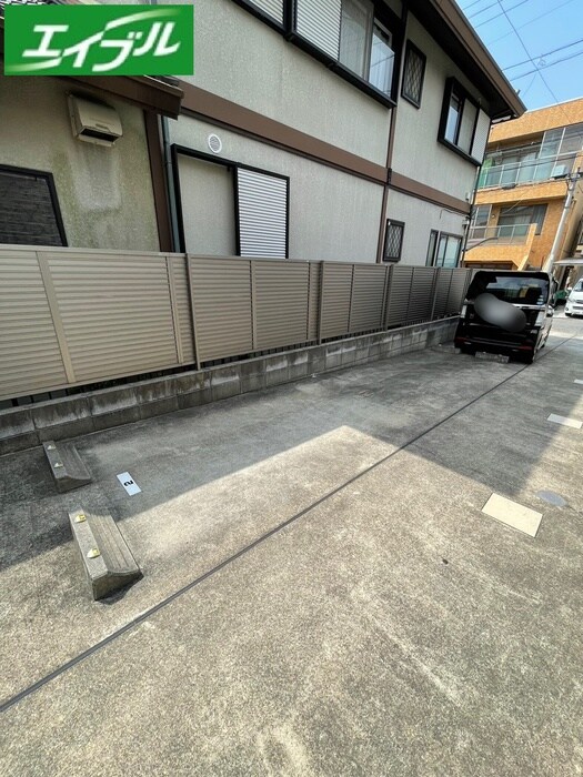 物件外観写真3　(駐車場)
