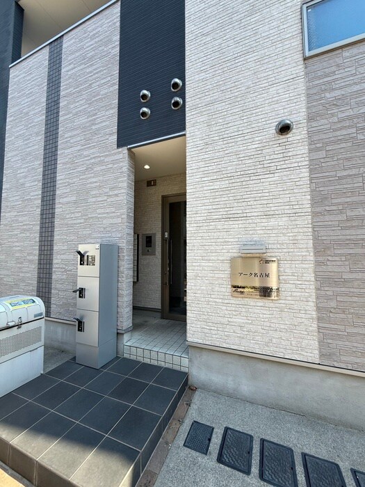 物件外観写真2　(エントランス部分)