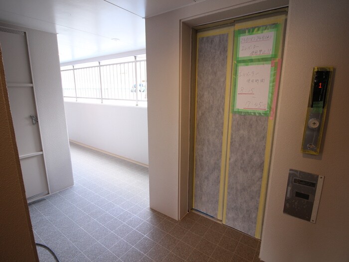 物件外観写真5　(エントランス部分)