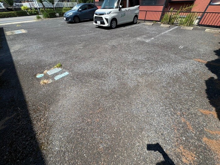 物件外観写真4　(駐車場)