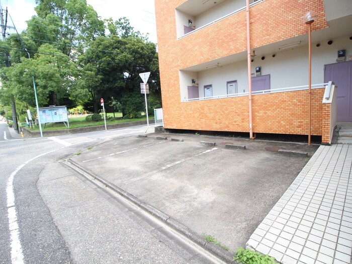 物件外観写真4　(駐車場)