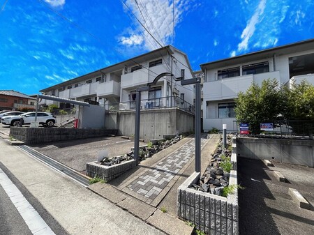 サニーヒルズ鳴丘B棟外観写真