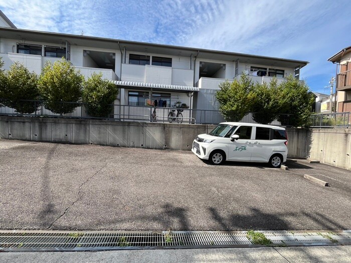 物件外観写真3　(駐車場)