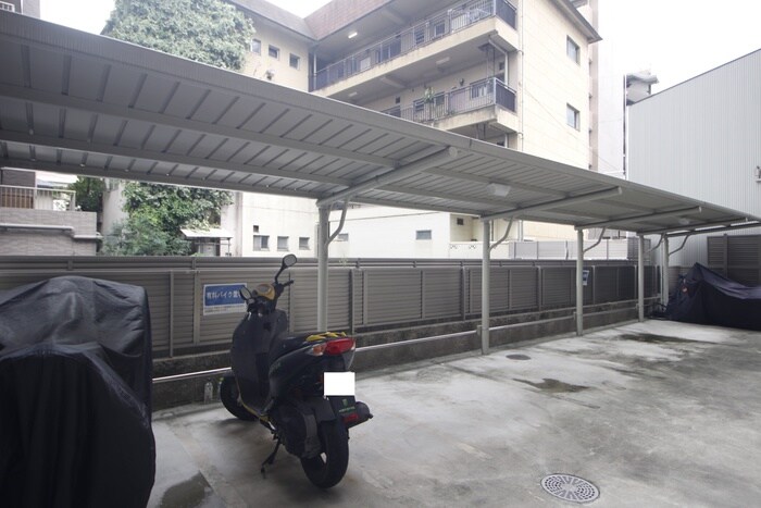 物件外観写真6　(バイク置き場)