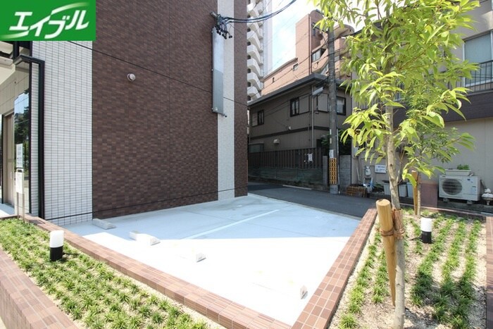 物件外観写真5　(駐車場)