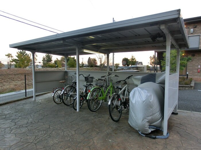 物件外観写真4　(駐輪場)