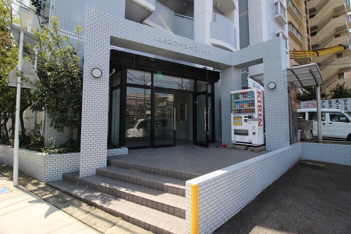 物件外観写真2　(エントランス部分)