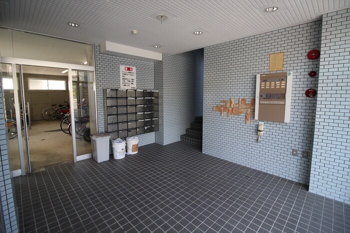 物件外観写真3　(エントランス部分)