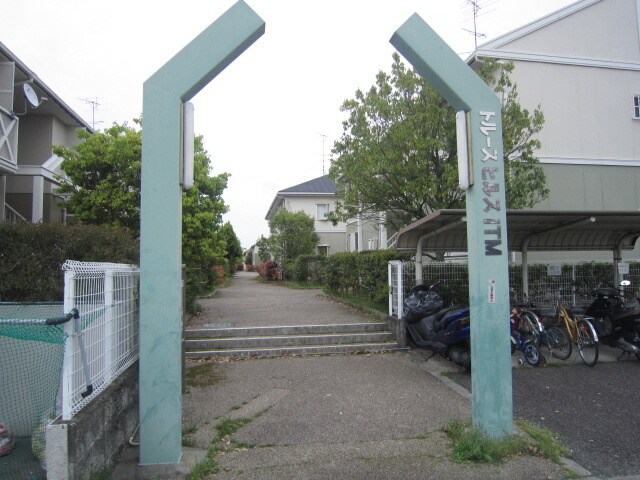 物件外観写真3　(エントランス部分)