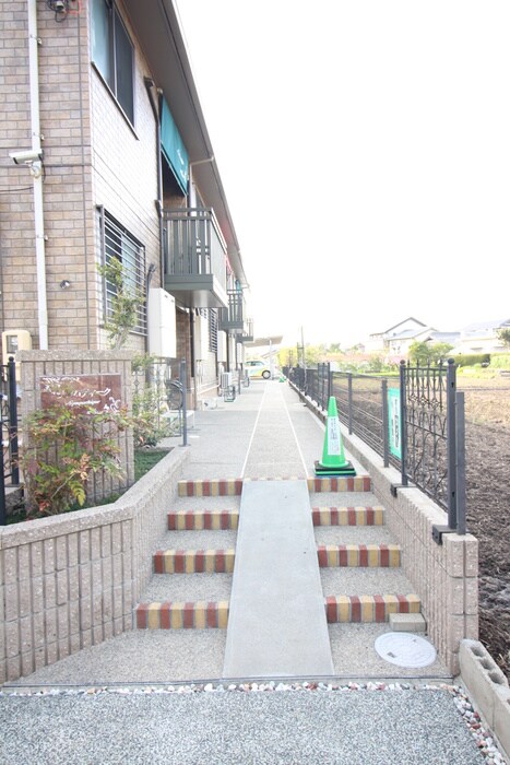 物件外観写真2　(エントランス部分)