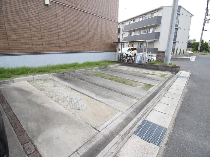 物件外観写真5　(駐車場)