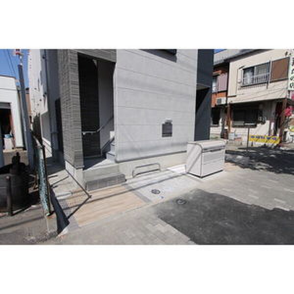 物件外観写真3　(エントランス部分)