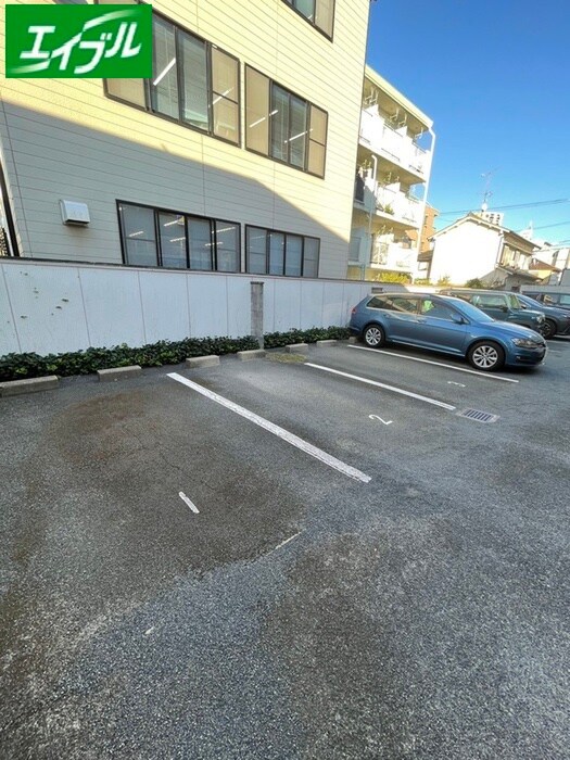 物件外観写真4　(駐車場)