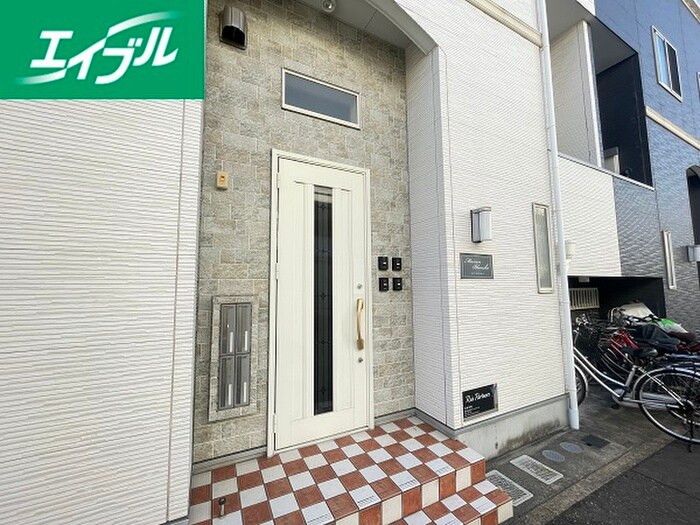 物件外観写真3　(エントランス部分)