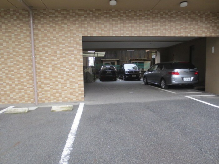 物件外観写真5　(駐車場)