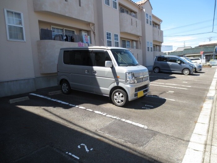 物件外観写真5　(駐車場)