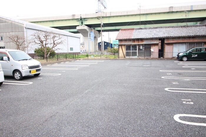 物件外観写真4　(駐車場)