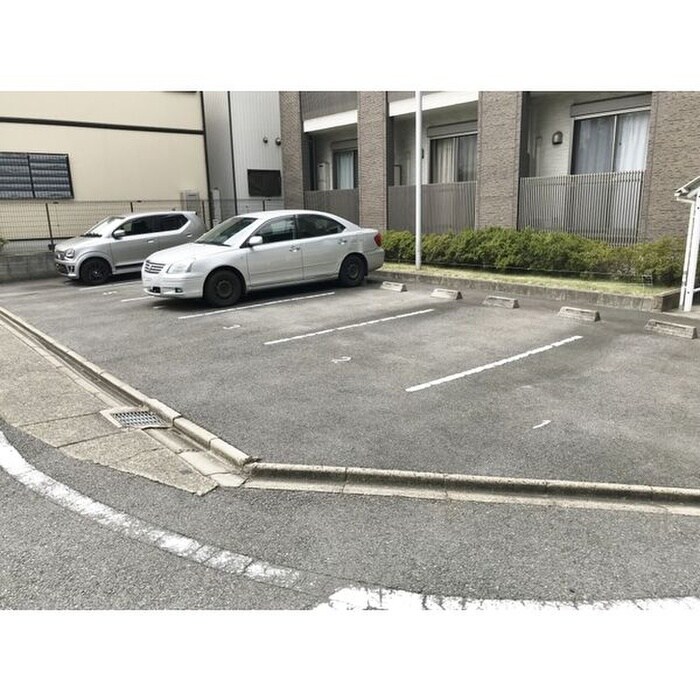物件外観写真6　(駐車場)