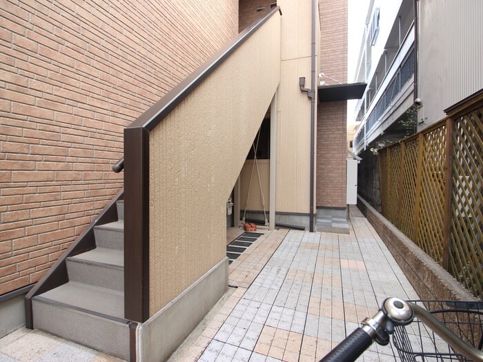 物件外観写真3　(エントランス部分)