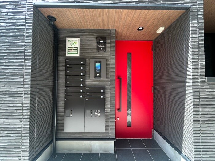 物件外観写真2　(エントランス部分)