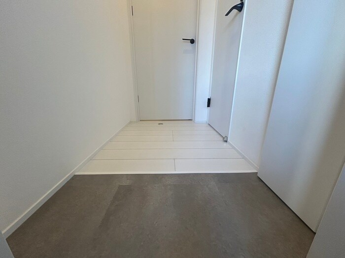 物件内観写真6　(玄関)