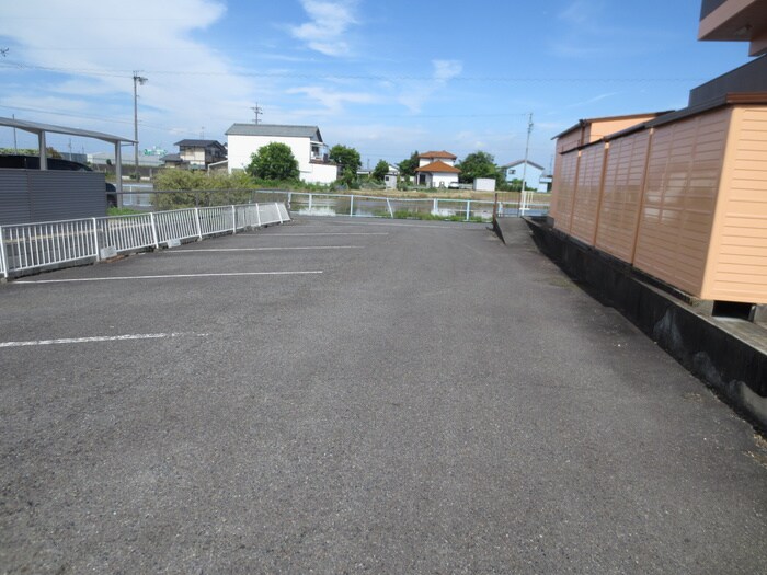 物件外観写真5　(駐車場)