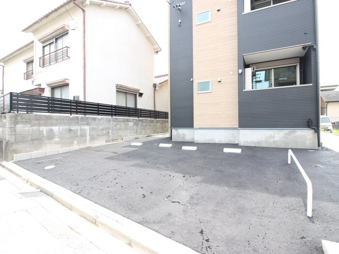 物件外観写真3　(駐車場)