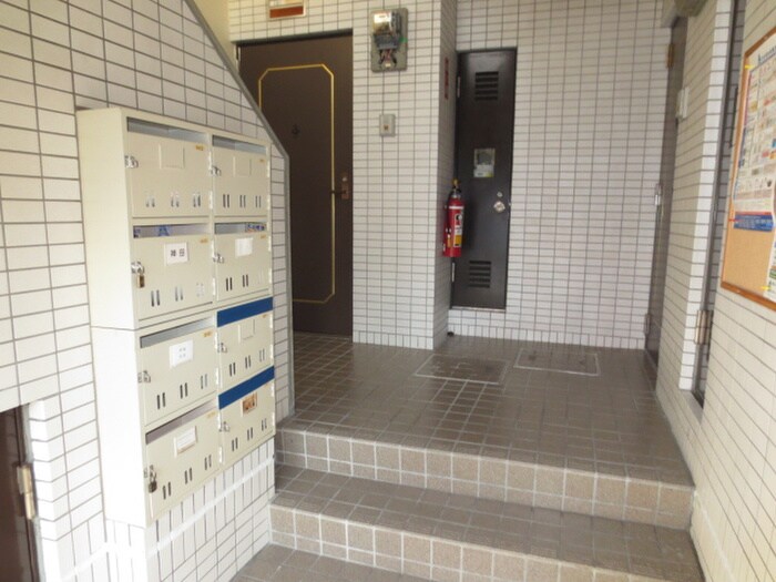 物件外観写真6　(エントランス部分)