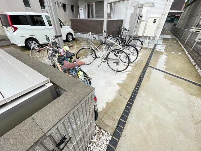 物件外観写真2　(駐輪場)