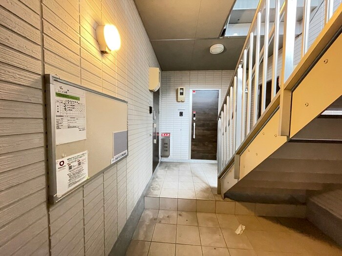 物件外観写真5　(エントランス部分)