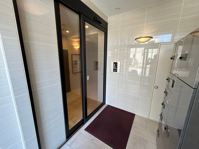 物件外観写真2　(エントランス部分)