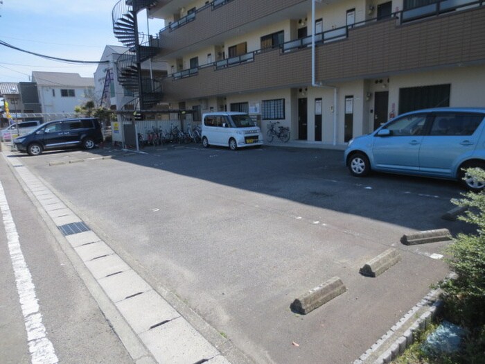 物件外観写真3　(駐車場)