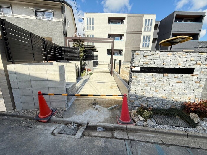 物件外観写真3　(エントランス部分)