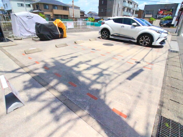 物件外観写真4　(駐車場)