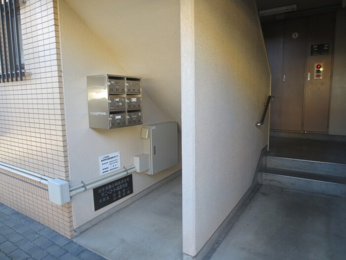 物件外観写真5　(エントランス部分)