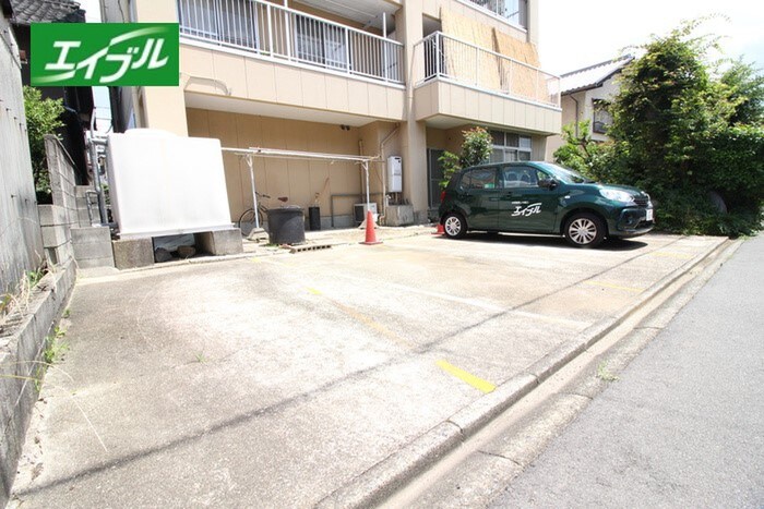 物件外観写真3　(駐車場)