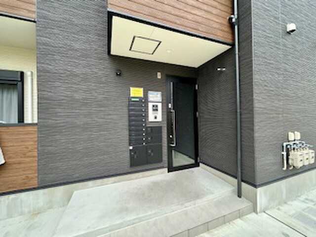 物件外観写真3　(エントランス部分)