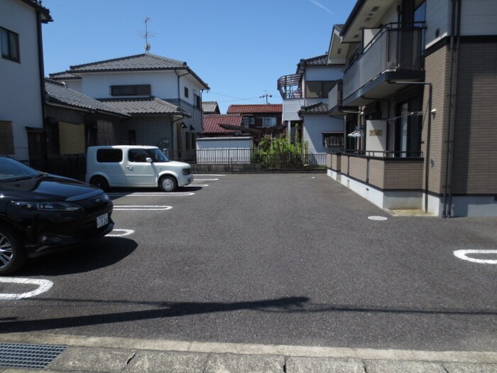 物件外観写真3　(駐車場)