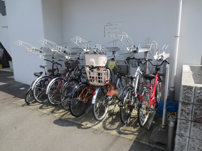 物件外観写真4　(駐輪場)