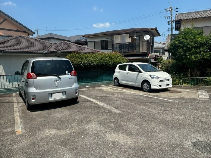 物件外観写真2　(駐車場)