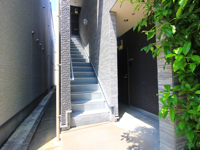 物件外観写真3　(エントランス部分)