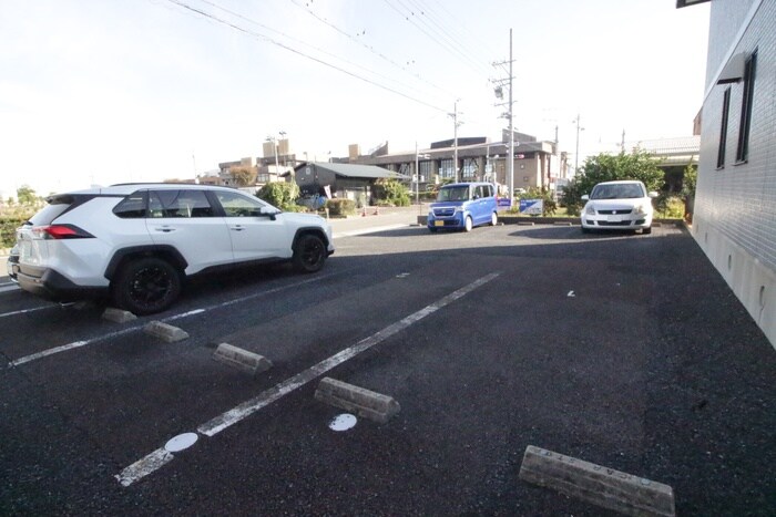 物件外観写真3　(駐車場)