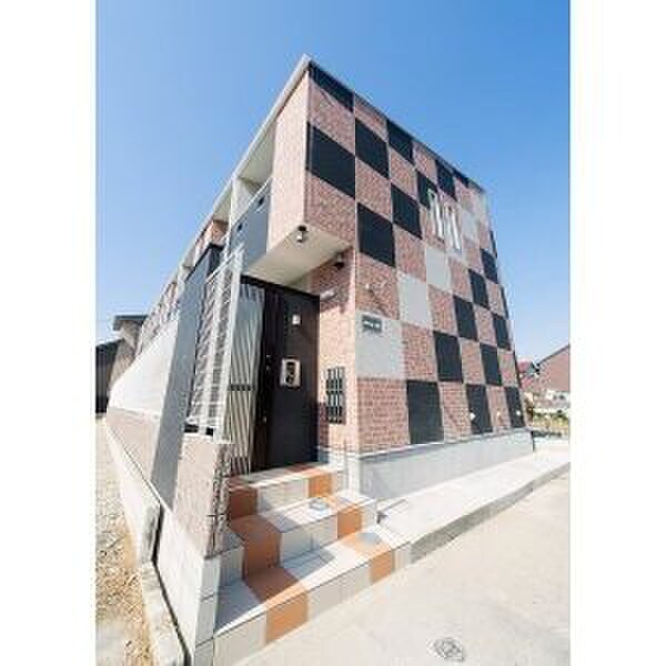 物件外観写真3　(エントランス部分)