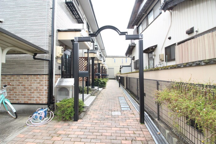 物件外観写真6　(エントランス部分)