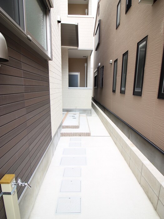 物件外観写真5　(エントランス部分)