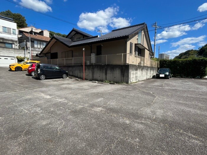 物件外観写真2　(駐車場)