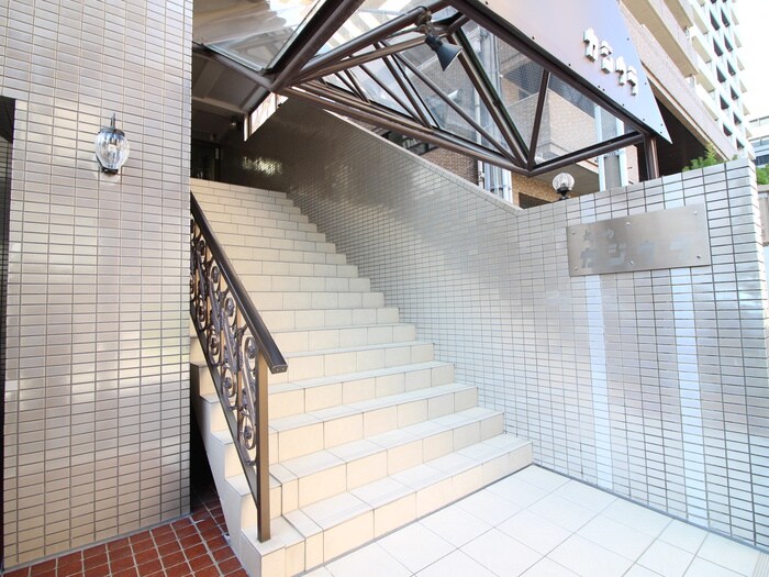 物件外観写真3　(エントランス部分)